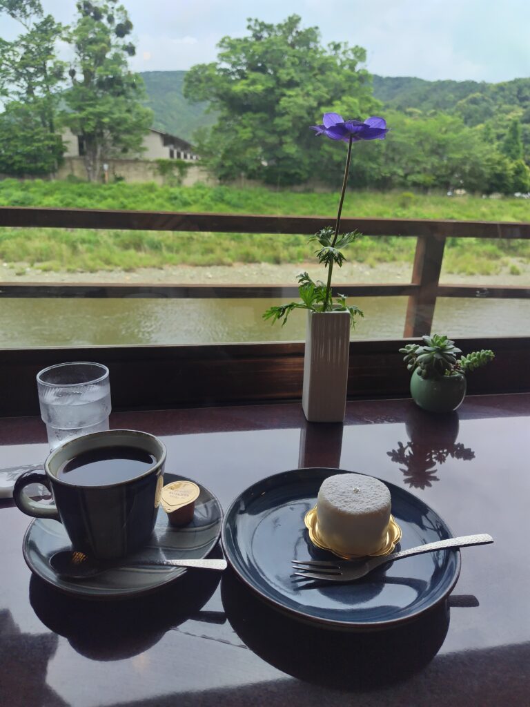 川沿いのカフェでスイーツとコーヒー