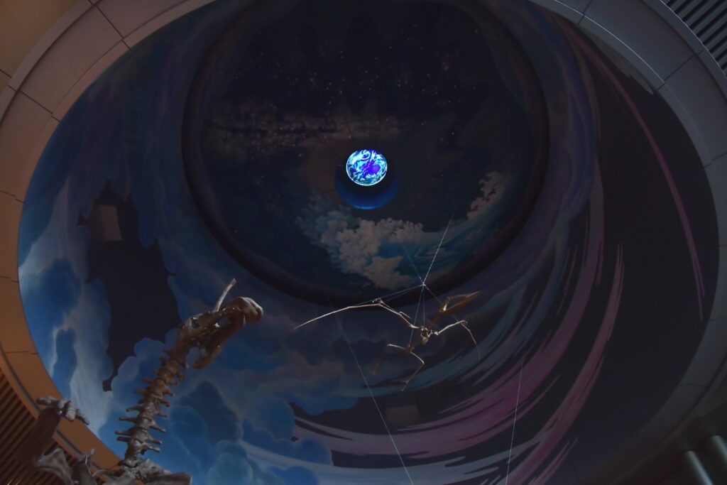 宇宙をイメージした天井の中心に光る地球とプテラノドンの骨格標本
