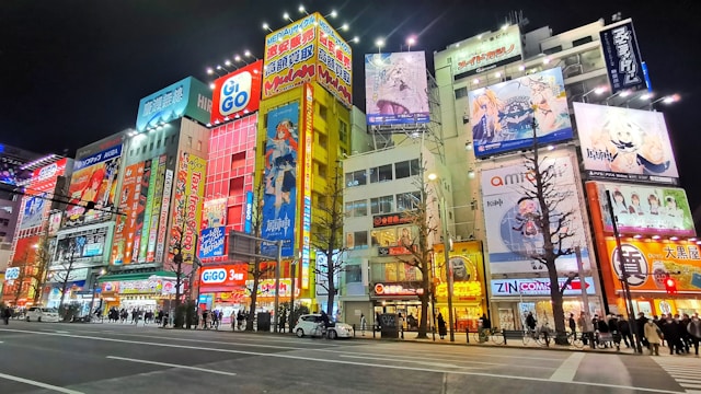アニメの看板が並ぶ町並み