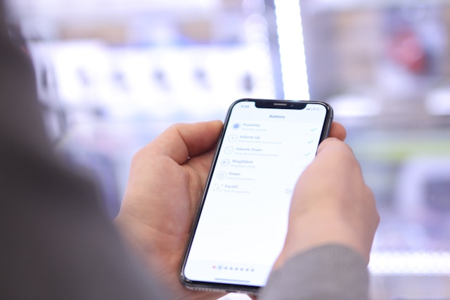 スマホを両手で抱える