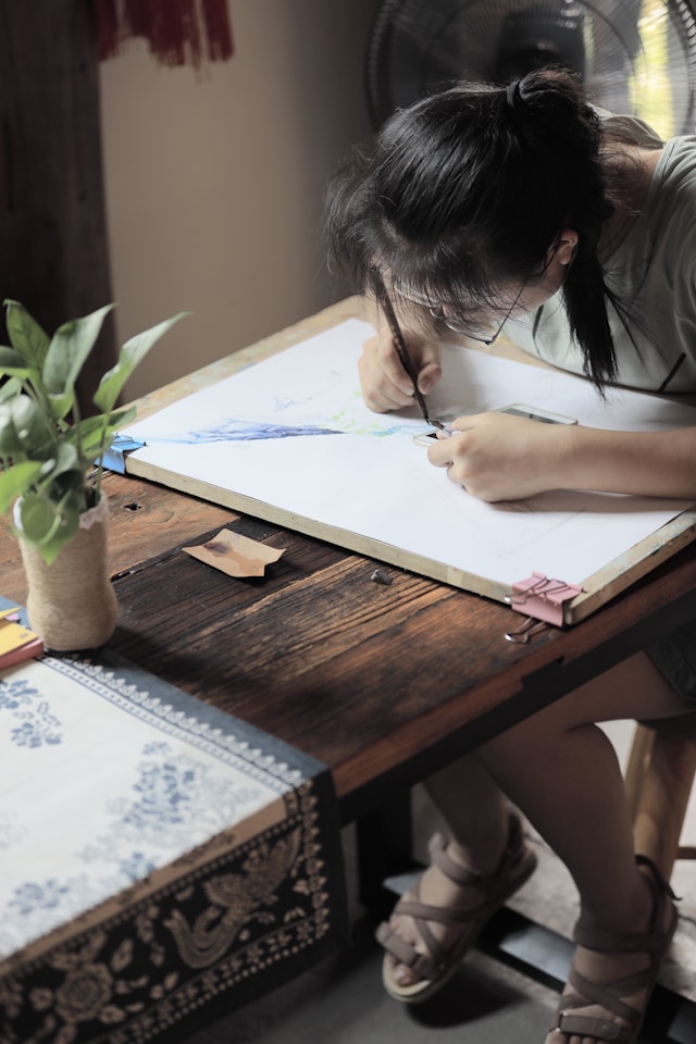 集中して絵を描く女性