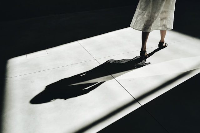 女性の足下と伸びる影