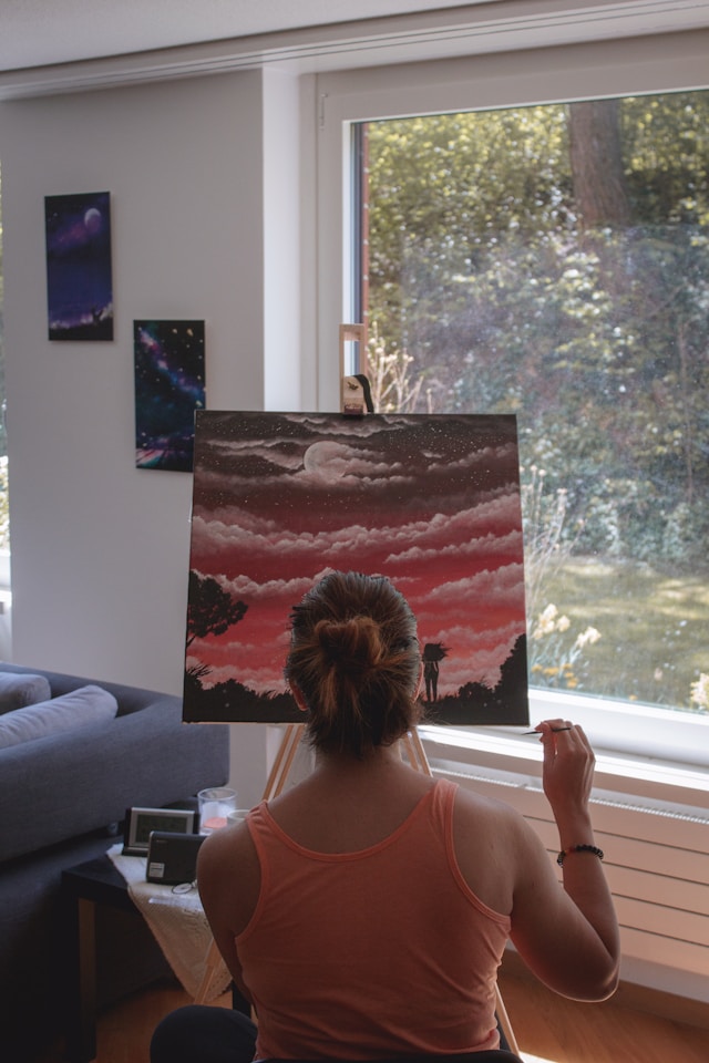 絵を描く女性の後ろ姿
