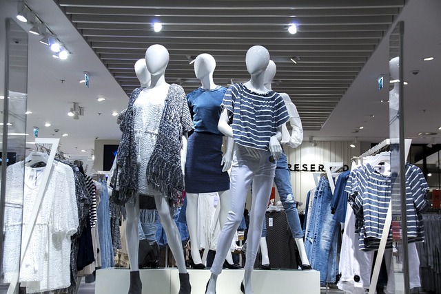 洋服売り場の数体のマネキン