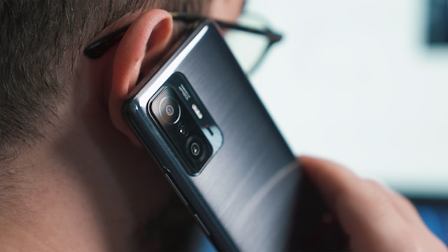 スマホを耳に当てている男性
