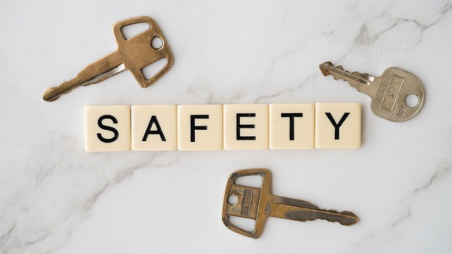 鍵とSAFETYと書かれたブロック