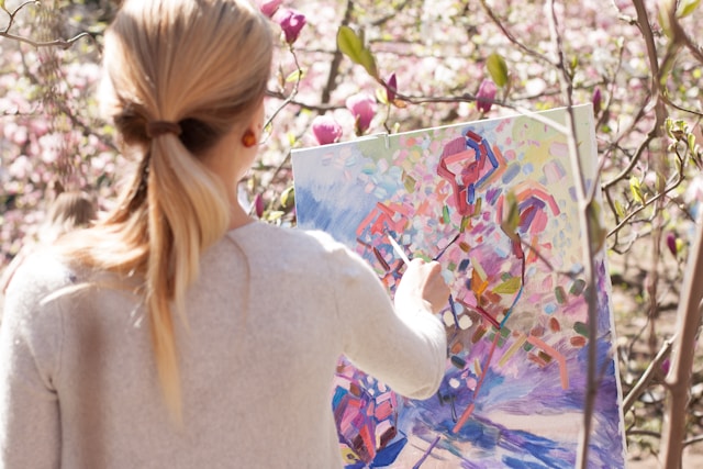 花の絵を描く女性の後ろ姿