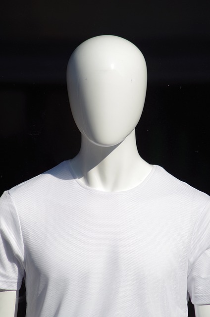 Tシャツを着た男性のマネキン