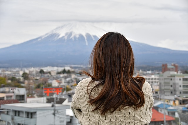 富士山を眺める女性の後ろ姿