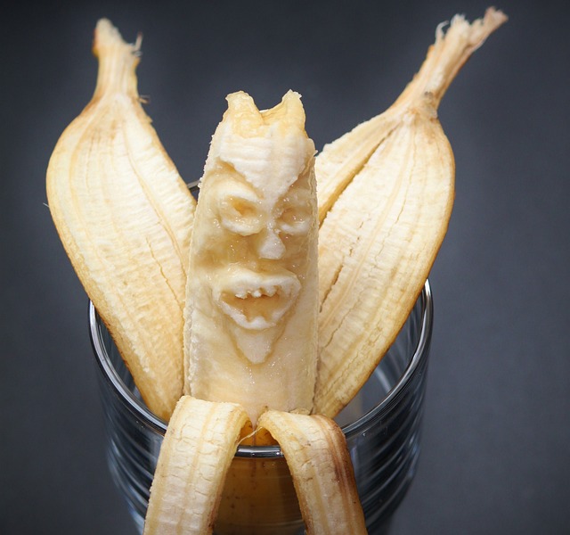 悪魔の顔が彫られたバナナ
