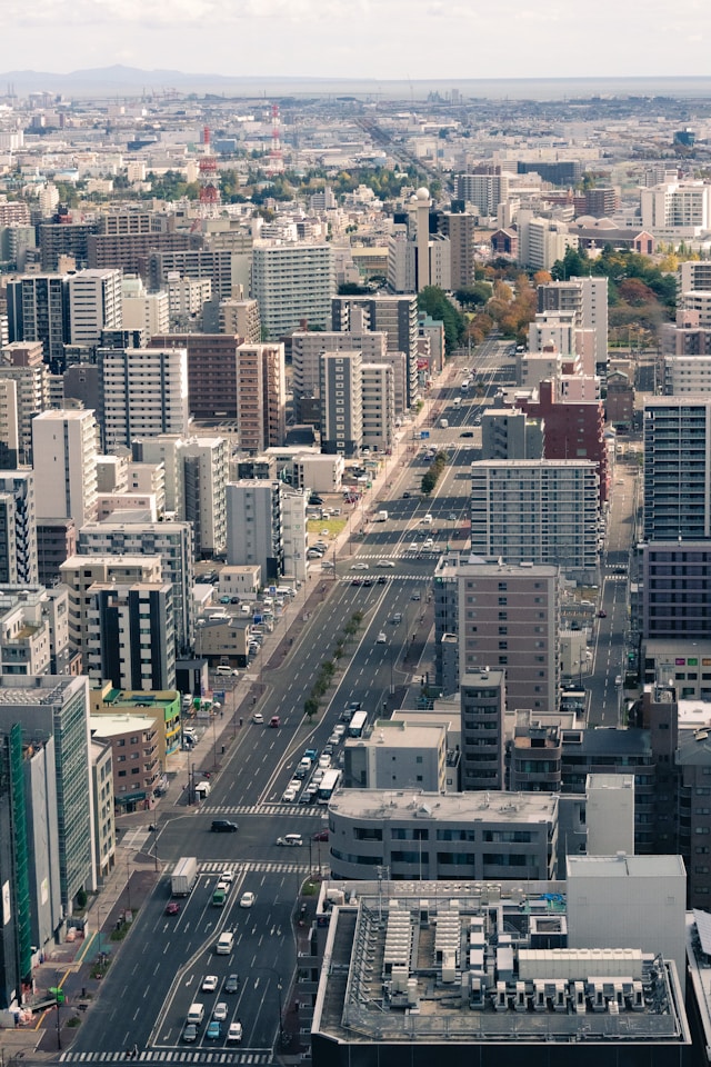 ビルが建ち並ぶ町並み