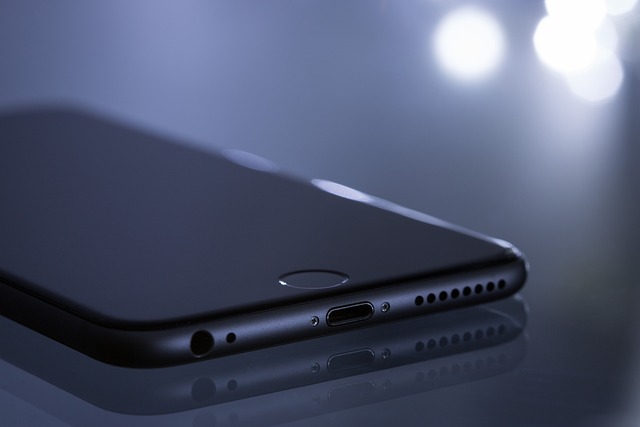 テーブルに置かれたスマホ