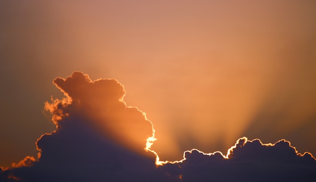 雲間から出る太陽の光