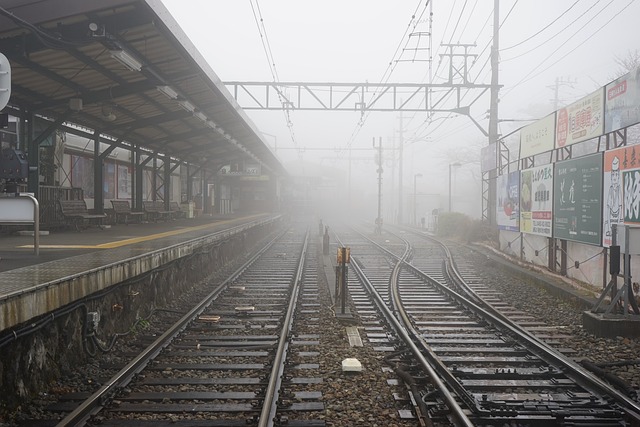 霧の中の駅のホームと線路