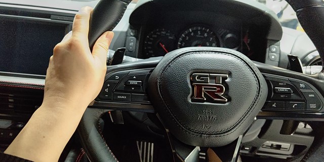 GT-Rのハンドルを握る手
