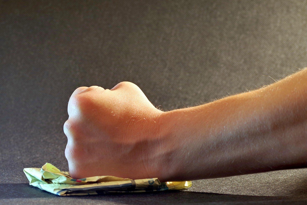 握りこぶしを床にたたきつけて怒っている