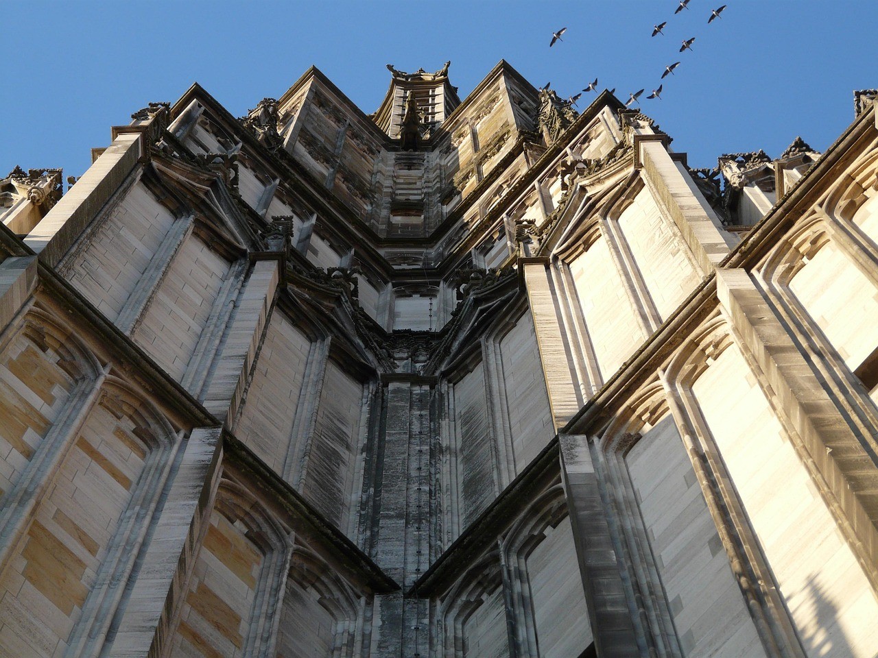 立ちはだかる巨大な建物