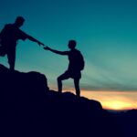 「人に頼れない性格を克服する方法｜親の教えに縛られず”正しい頼り方”を身につける」