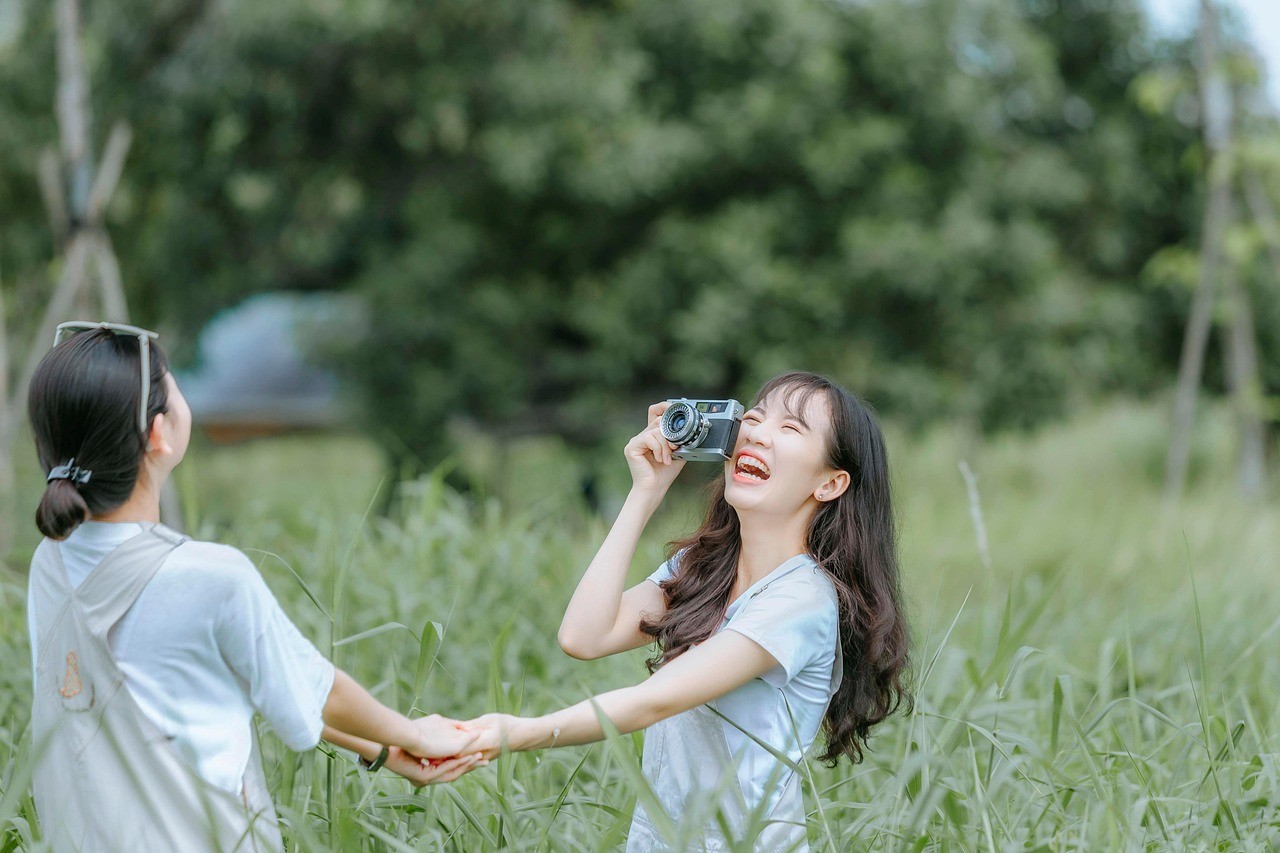 友達と楽しそうに笑う女性