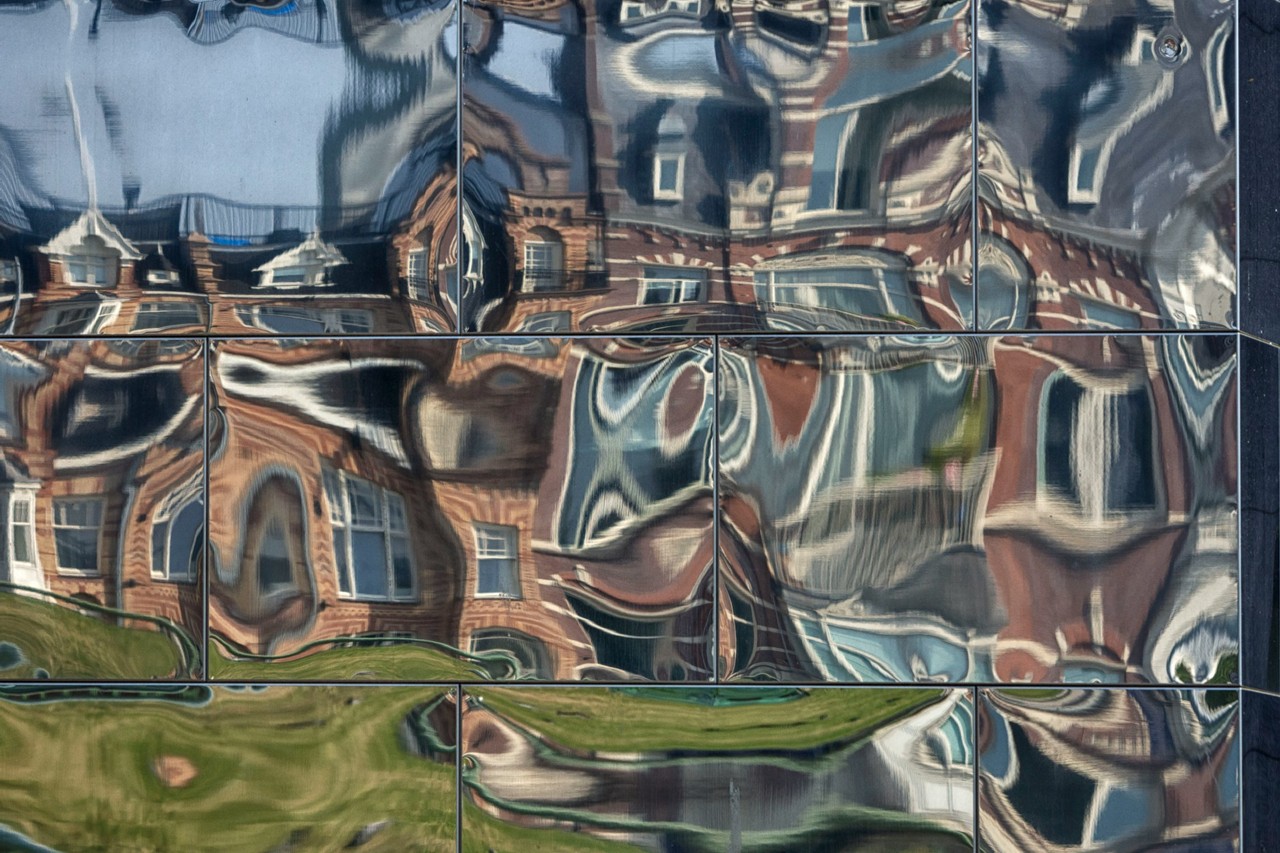 鏡にゆがんで映る建物