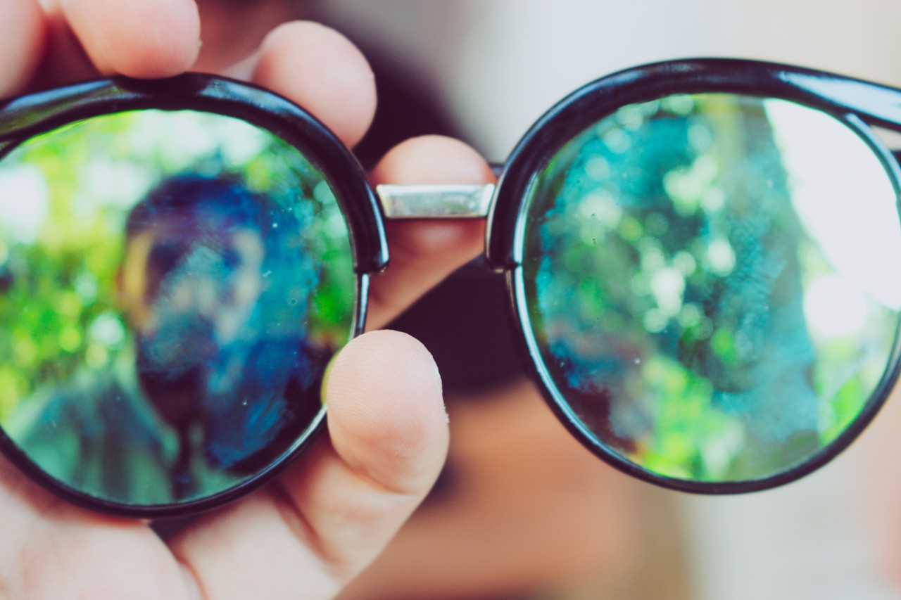 眼鏡を通して景色を見る