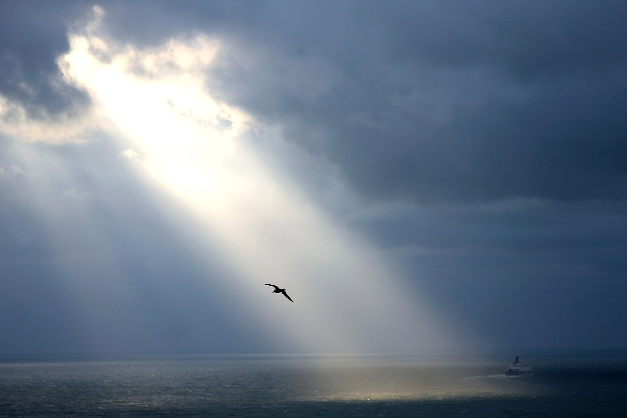 雲の間からさす太陽の光