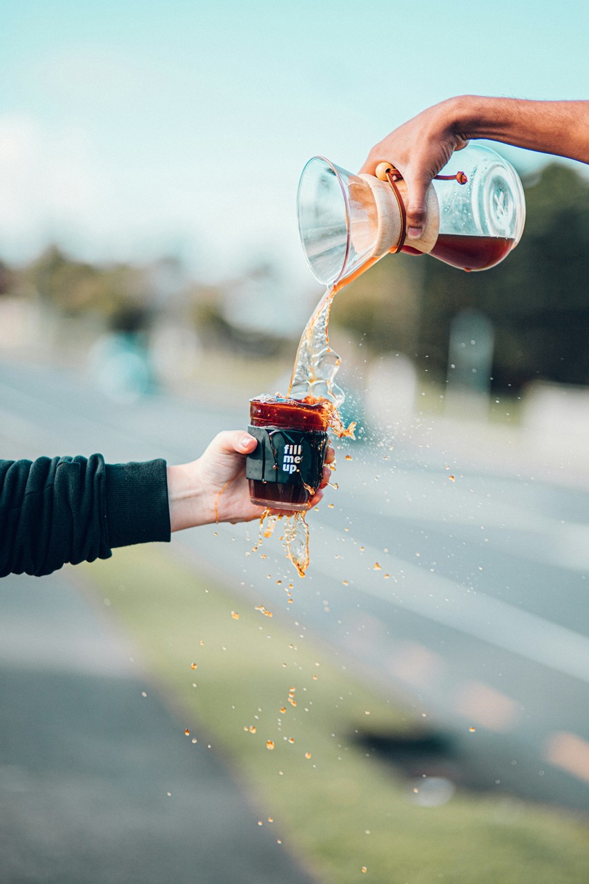 注がれる飲み物がコップからあふれている