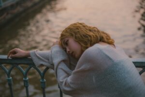 自責と自己否定の違い｜自分を”ダメな人”扱いしてしまう思考の仕組み