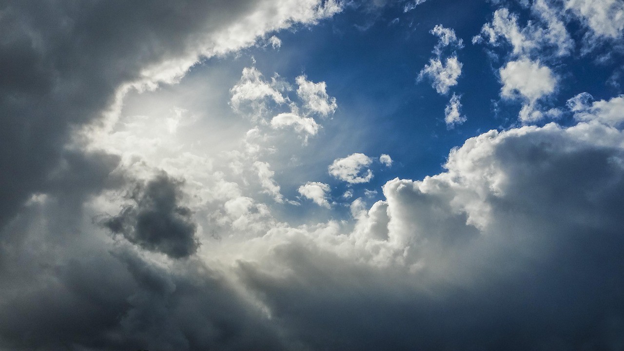 青空と黒い雲